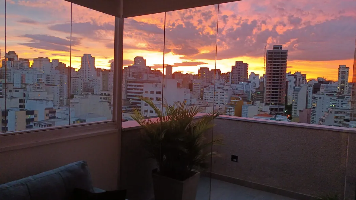 Pôr do sol sobre São Paulo visto da varanda do apartamento em Higienópolis