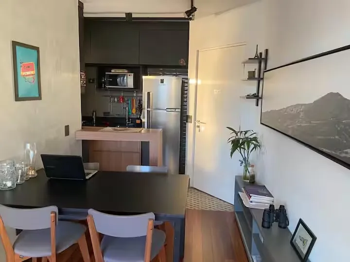 Cozinha e mesa de jantar do apartamento em Higienópolis