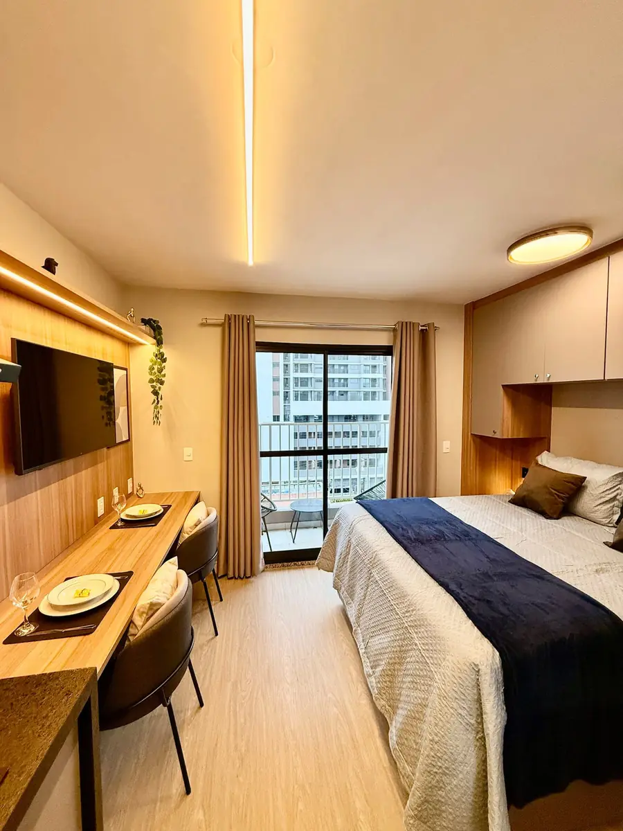 Studio em Santo Amaro: cama de casal, bancada e janela para a cidade
