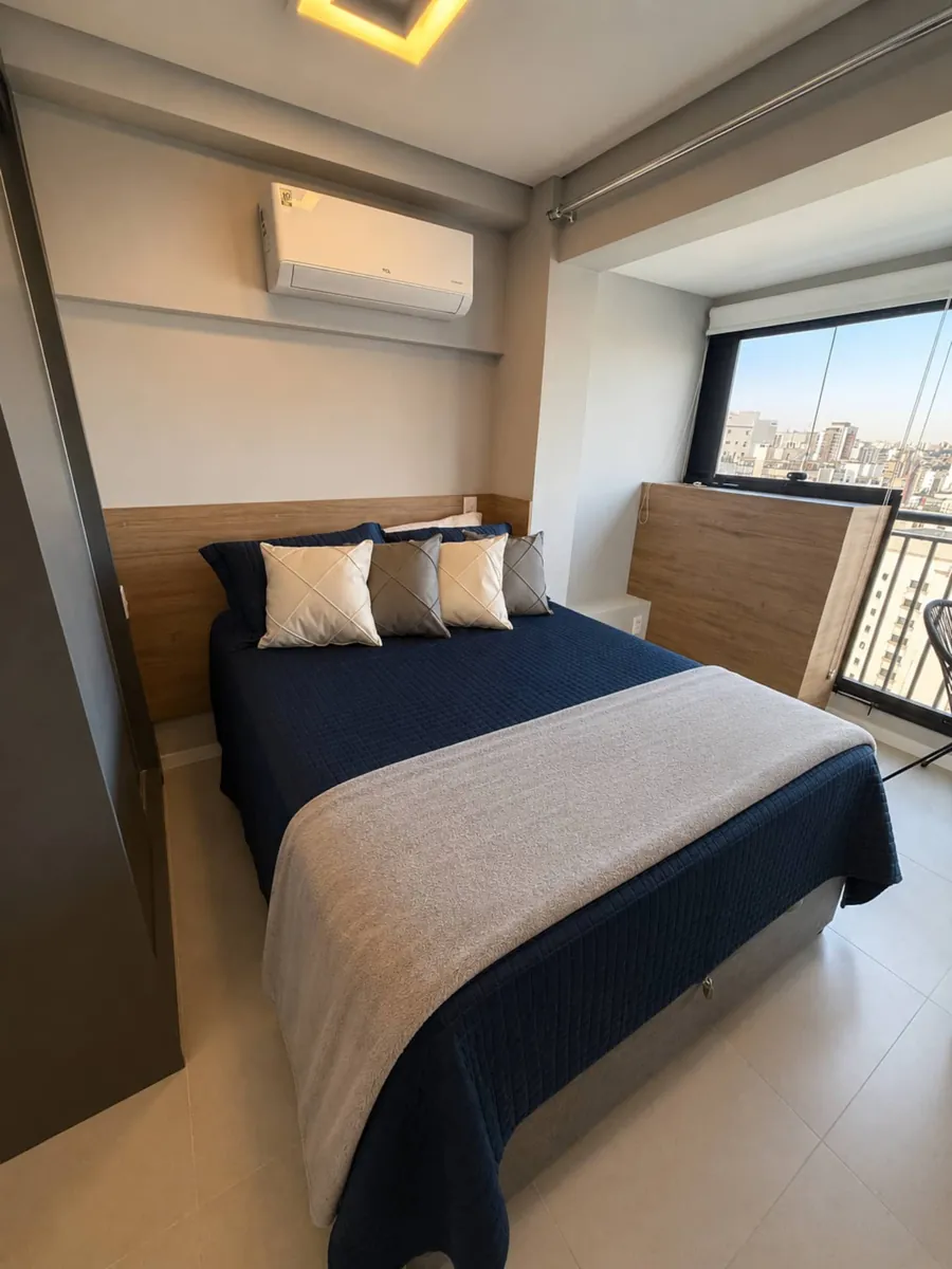 Cama de casal pronta para o hóspede no studio de Campo Belo