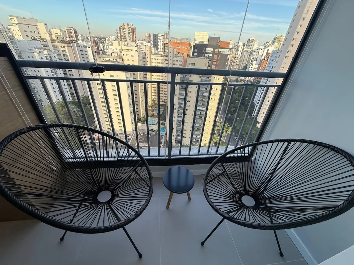 Varanda com duas cadeiras e vista para a cidade